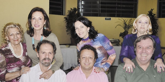Gente que acontece: médico Walter Antonio de Oliveira Filho, sua Lígia, a mamãe Zezé de Oliveira, médico Luís Fernando Calixto e sua Valéria, e os empresários Reinaldo Franco de Camargo e Brígida Belchiori de Camargo, que prestigiaram a Noite dos Camarões